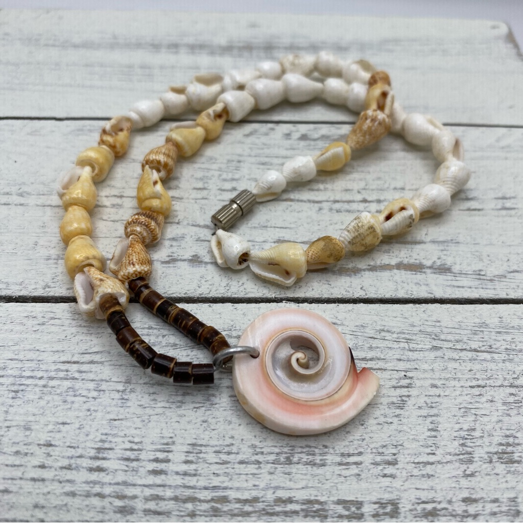 Seashells Pendant Choker Necklace 16 Barrel Clasp